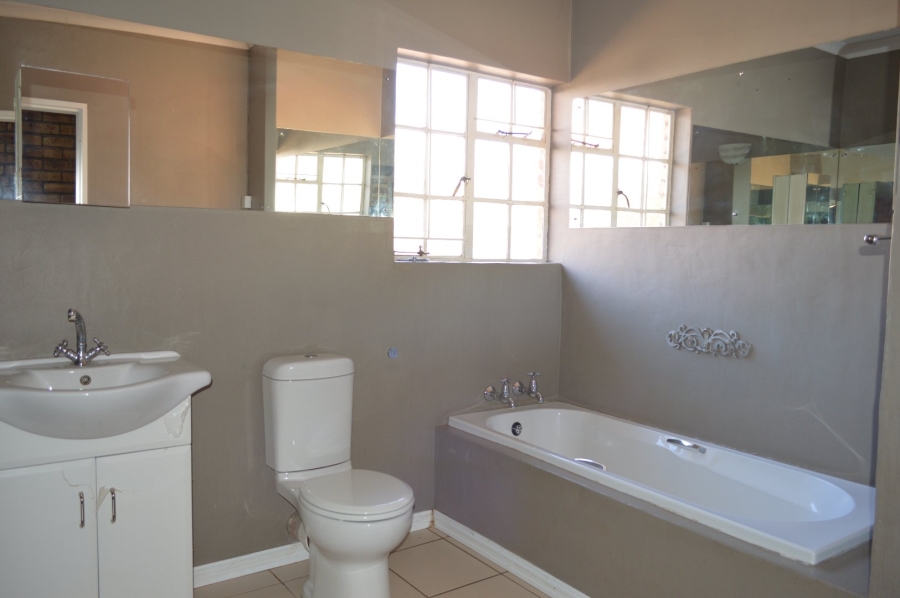 5 Bedroom Property for Sale in Flamwood North West